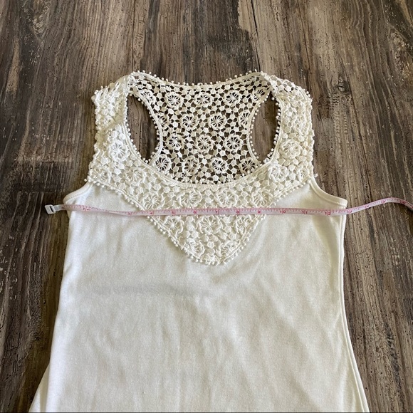 White top with details - Picture 3 of 7